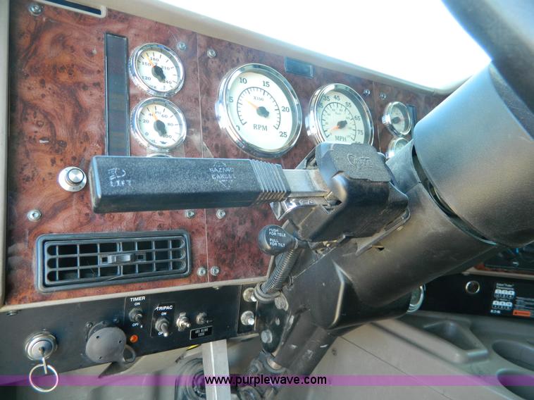 image for item K8011 2005 International 9400i Eagle semi truck