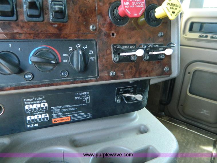 image for item K8011 2005 International 9400i Eagle semi truck