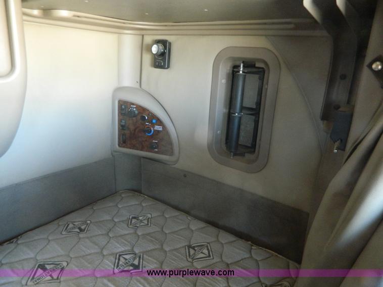 image for item K8011 2005 International 9400i Eagle semi truck