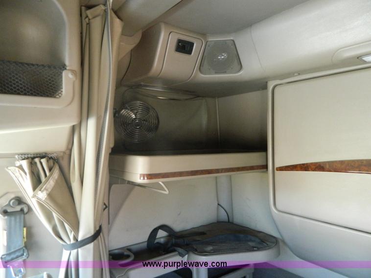 image for item K8011 2005 International 9400i Eagle semi truck