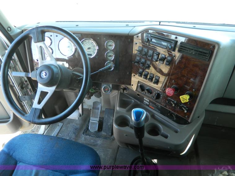 image for item K8011 2005 International 9400i Eagle semi truck