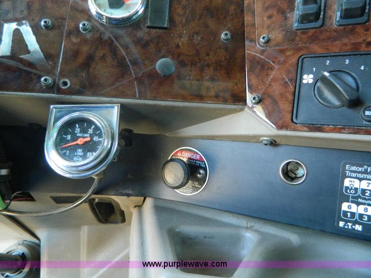 image for item K8011 2005 International 9400i Eagle semi truck