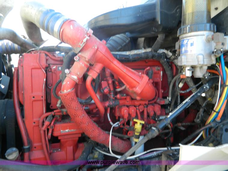 image for item K8011 2005 International 9400i Eagle semi truck