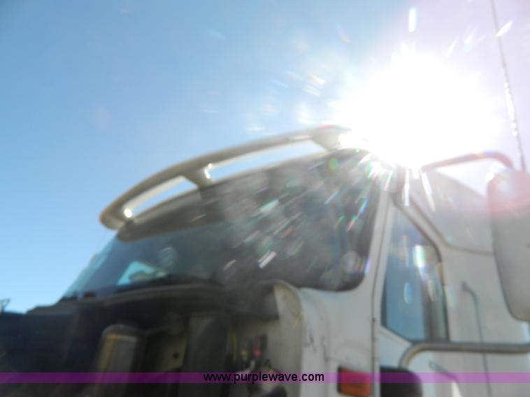 image for item K8011 2005 International 9400i Eagle semi truck