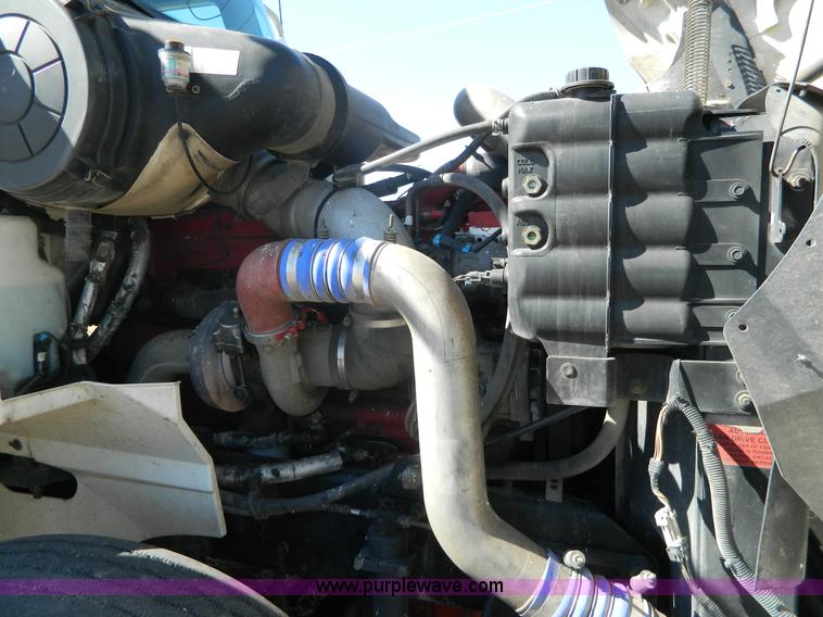 image for item K8011 2005 International 9400i Eagle semi truck