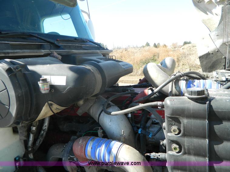 image for item K8011 2005 International 9400i Eagle semi truck