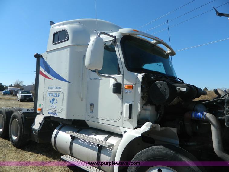 image for item K8011 2005 International 9400i Eagle semi truck