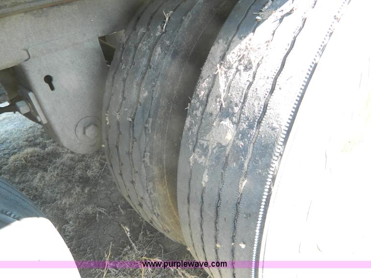 image for item K8012 2006 Stoughton dry van trailer