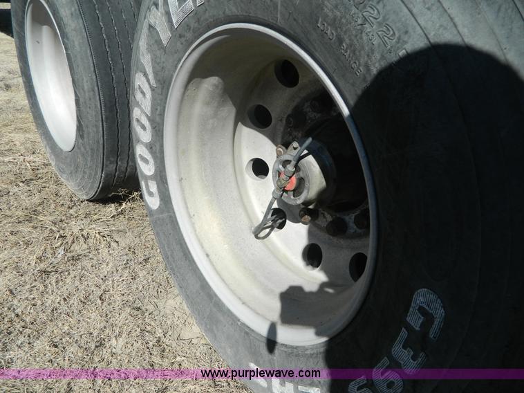 image for item K8012 2006 Stoughton dry van trailer