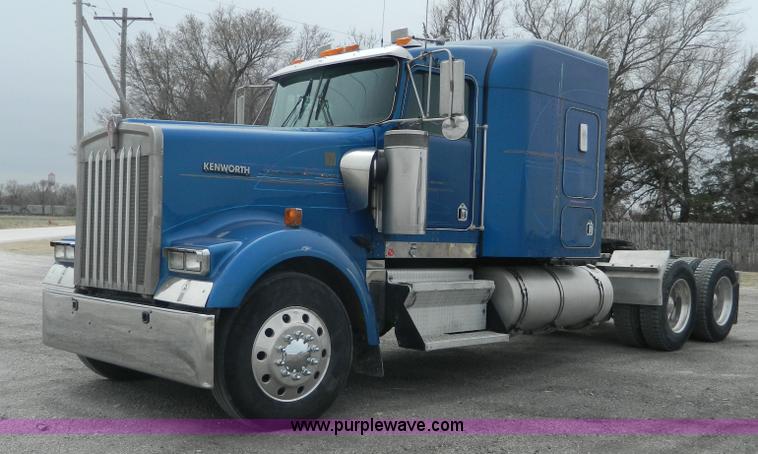 image for item K8014 2000 Kenworth W900L semi truck