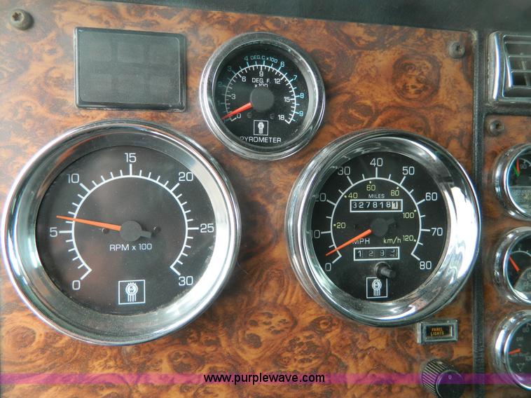 image for item K8014 2000 Kenworth W900L semi truck