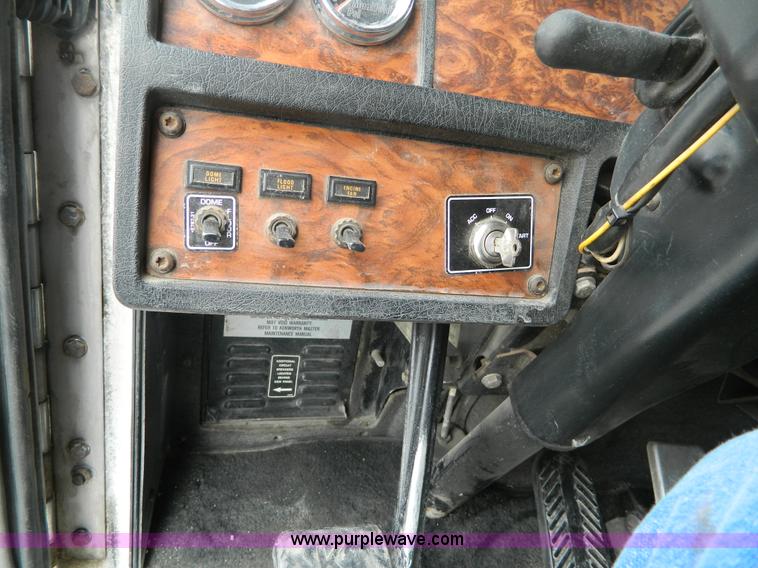 image for item K8014 2000 Kenworth W900L semi truck