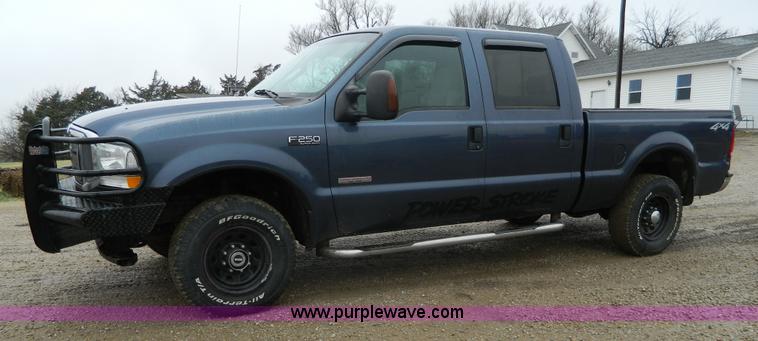 image for item AQ9269 2004 Ford F250 Super Duty Crew Cab pickup truck