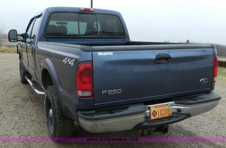 image for item AQ9269 2004 Ford F250 Super Duty Crew Cab pickup truck