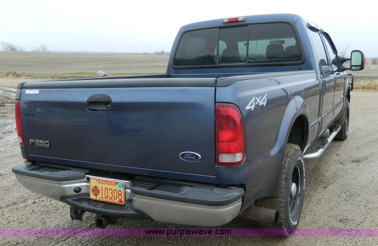 image for item AQ9269 2004 Ford F250 Super Duty Crew Cab pickup truck