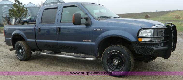image for item AQ9269 2004 Ford F250 Super Duty Crew Cab pickup truck