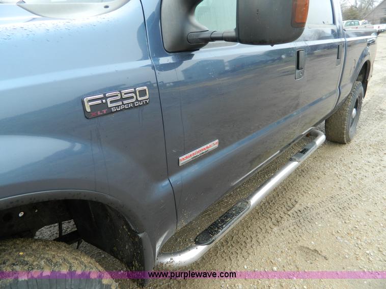 image for item AQ9269 2004 Ford F250 Super Duty Crew Cab pickup truck