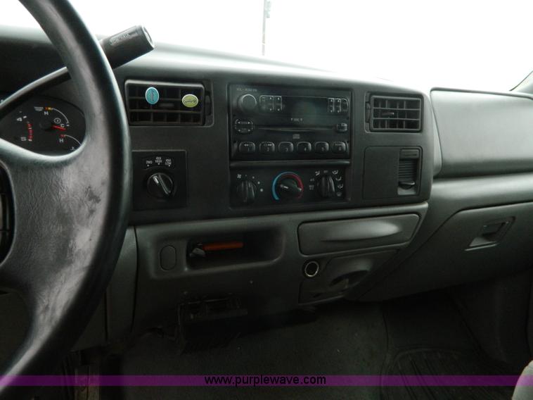 image for item AQ9269 2004 Ford F250 Super Duty Crew Cab pickup truck