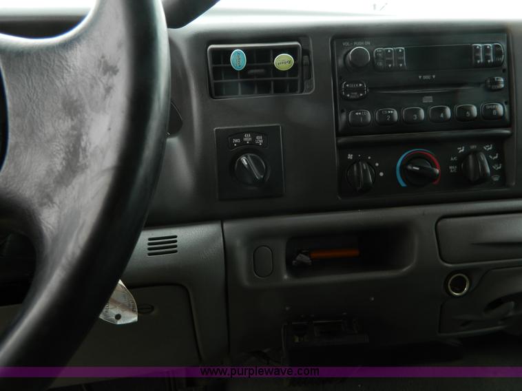 image for item AQ9269 2004 Ford F250 Super Duty Crew Cab pickup truck