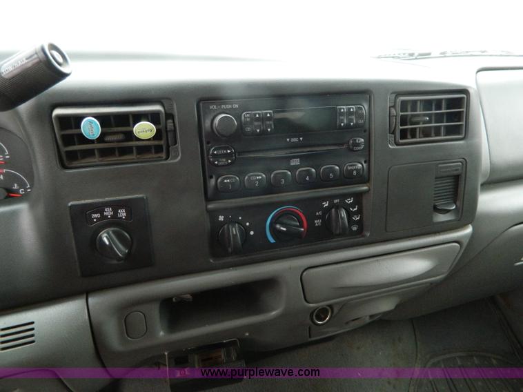 image for item AQ9269 2004 Ford F250 Super Duty Crew Cab pickup truck