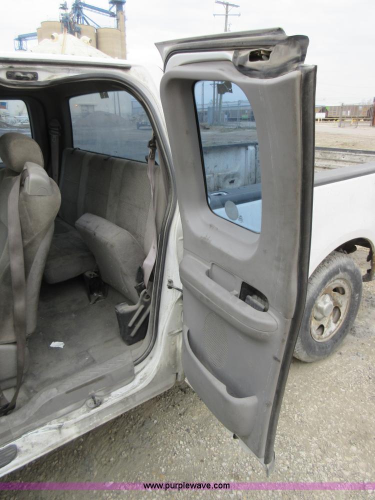 image for item AX9470 2001 Ford F150 SuperCab pickup truck