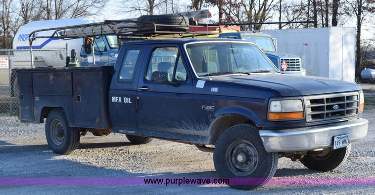 image for item BA9904 1994 Ford F250 XL utility truck