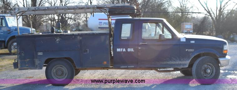 image for item BA9904 1994 Ford F250 XL utility truck