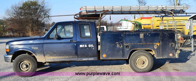 image for item BA9904 1994 Ford F250 XL utility truck