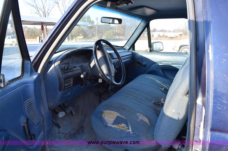 image for item BA9904 1994 Ford F250 XL utility truck