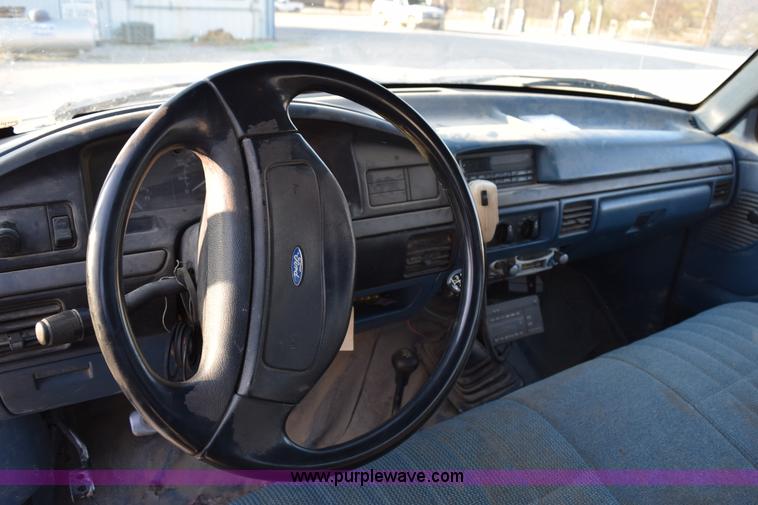 image for item BA9904 1994 Ford F250 XL utility truck