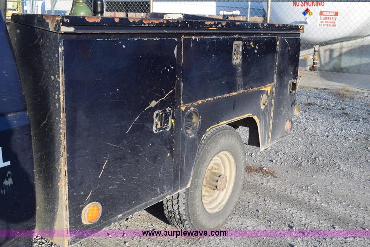 image for item BA9904 1994 Ford F250 XL utility truck