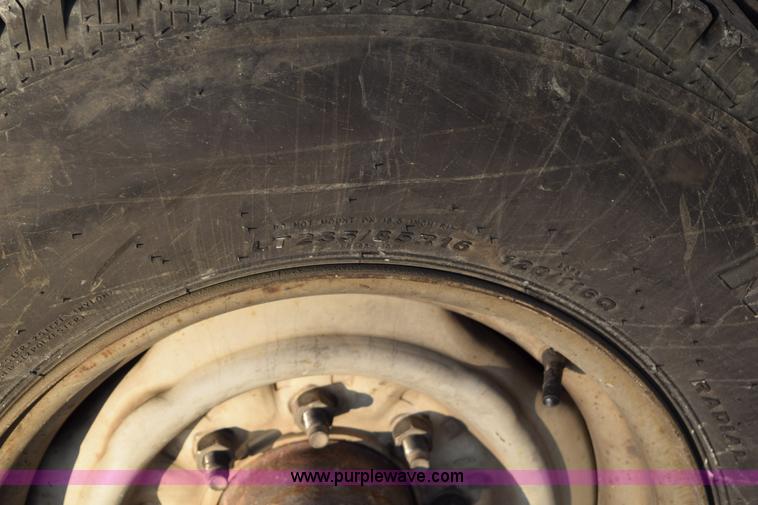 image for item BA9904 1994 Ford F250 XL utility truck