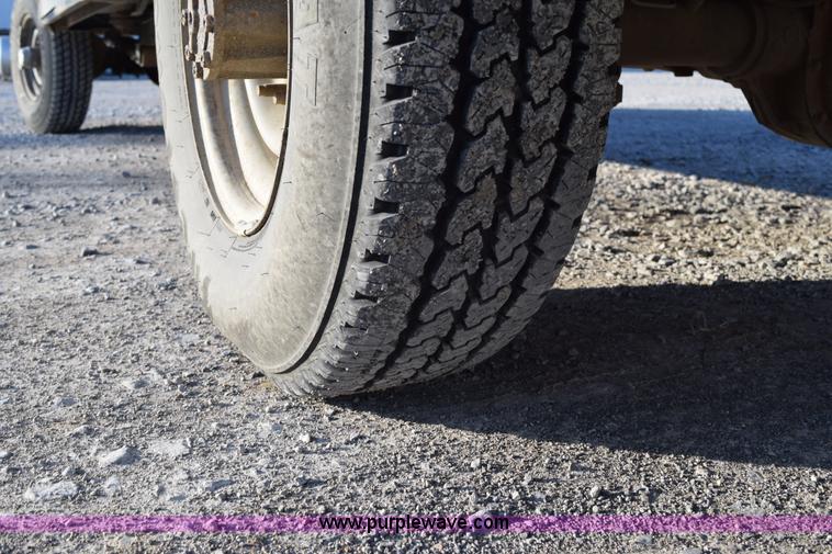 image for item BA9904 1994 Ford F250 XL utility truck