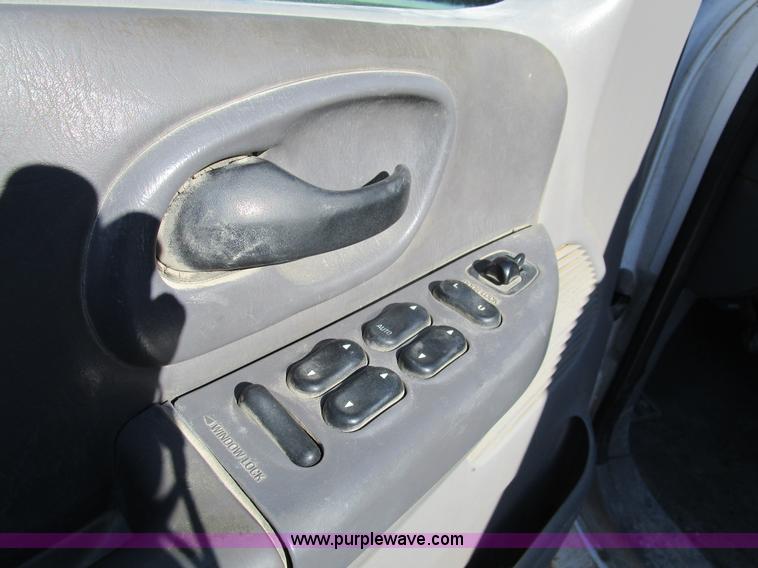 image for item D2328 2001 Ford F150 XLT pickup truck