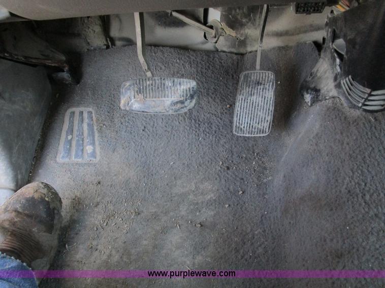 image for item D2328 2001 Ford F150 XLT pickup truck