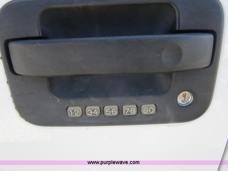 image for item D2329 2004 Ford F150 XLT pickup truck