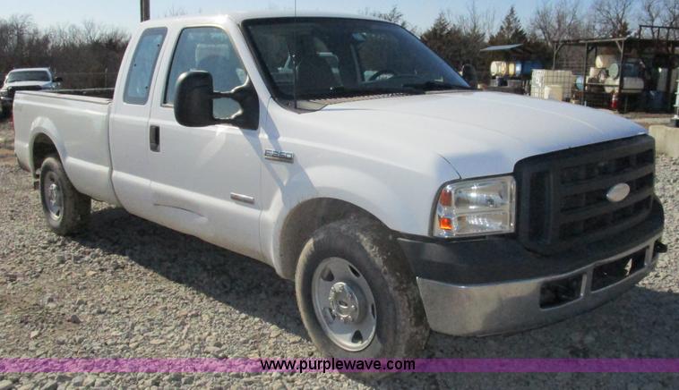 image for item D2331 2007 Ford F250 XL pickup truck