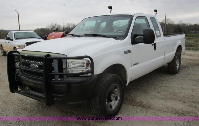 image for item D2393 2006 Ford F250 Super Duty XLT pickup truck