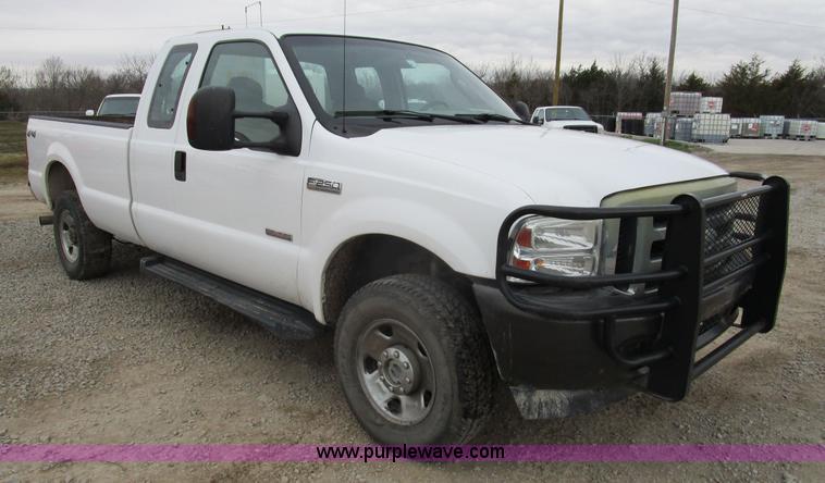image for item D2393 2006 Ford F250 Super Duty XLT pickup truck