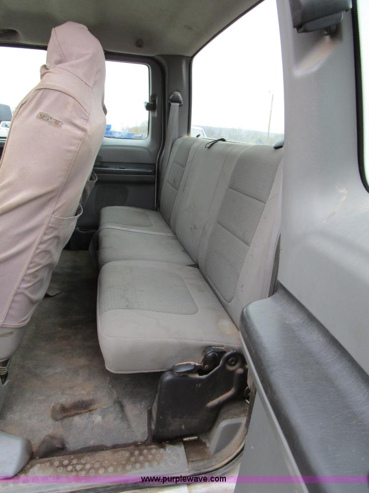 image for item D2393 2006 Ford F250 Super Duty XLT pickup truck