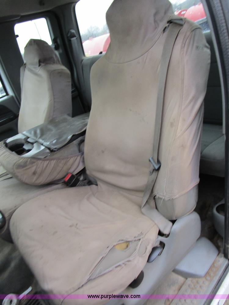 image for item D2393 2006 Ford F250 Super Duty XLT pickup truck