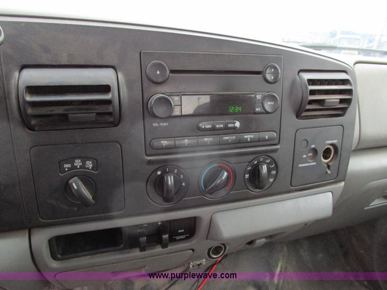 image for item D2393 2006 Ford F250 Super Duty XLT pickup truck