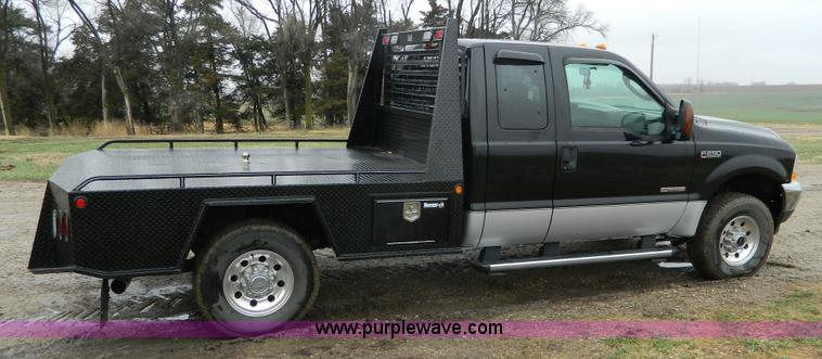 image for item D6119 2004 Ford F250 Super Duty SuperCab flatbed pickup truck