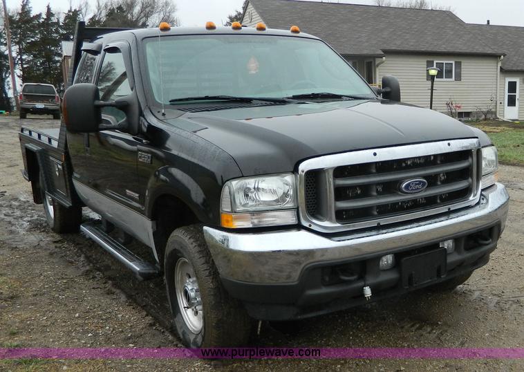 image for item D6119 2004 Ford F250 Super Duty SuperCab flatbed pickup truck