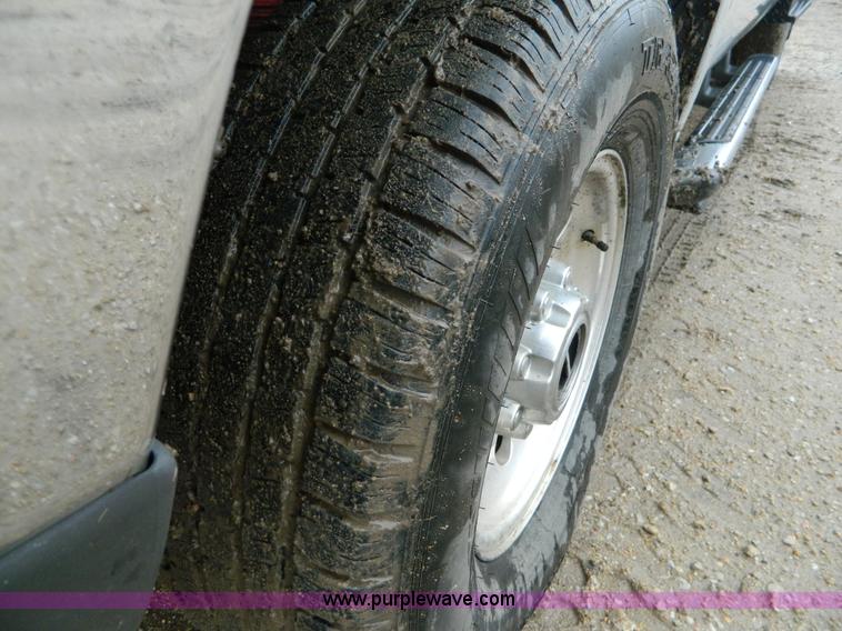 image for item D6119 2004 Ford F250 Super Duty SuperCab flatbed pickup truck