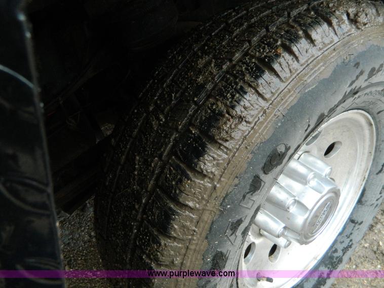 image for item D6119 2004 Ford F250 Super Duty SuperCab flatbed pickup truck