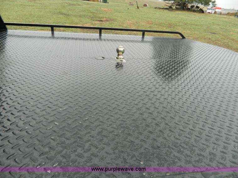 image for item D6119 2004 Ford F250 Super Duty SuperCab flatbed pickup truck