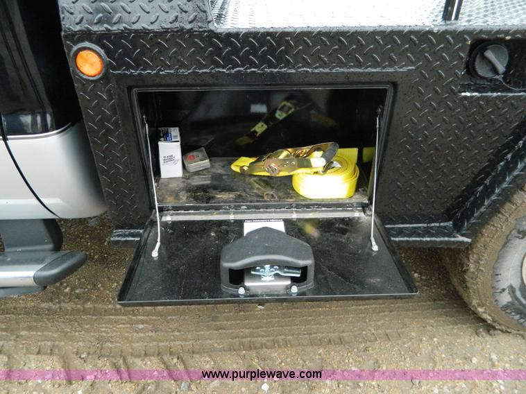 image for item D6119 2004 Ford F250 Super Duty SuperCab flatbed pickup truck