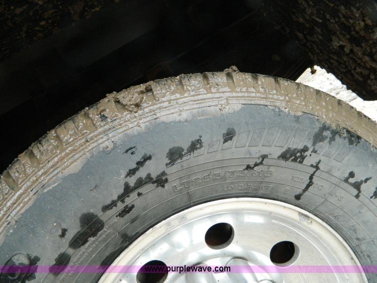 image for item D6119 2004 Ford F250 Super Duty SuperCab flatbed pickup truck