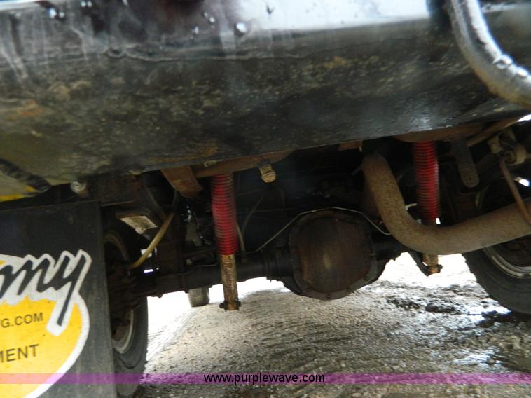 image for item D6119 2004 Ford F250 Super Duty SuperCab flatbed pickup truck